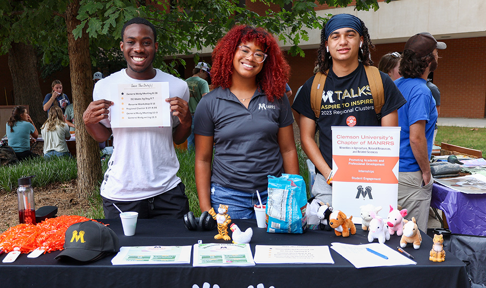 students at a stand advertising MANRRS