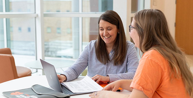 student talking to advisors