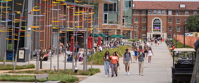 A crowd of students walking outside of the Honors Center on Clemson University campus on the first day of classes. 