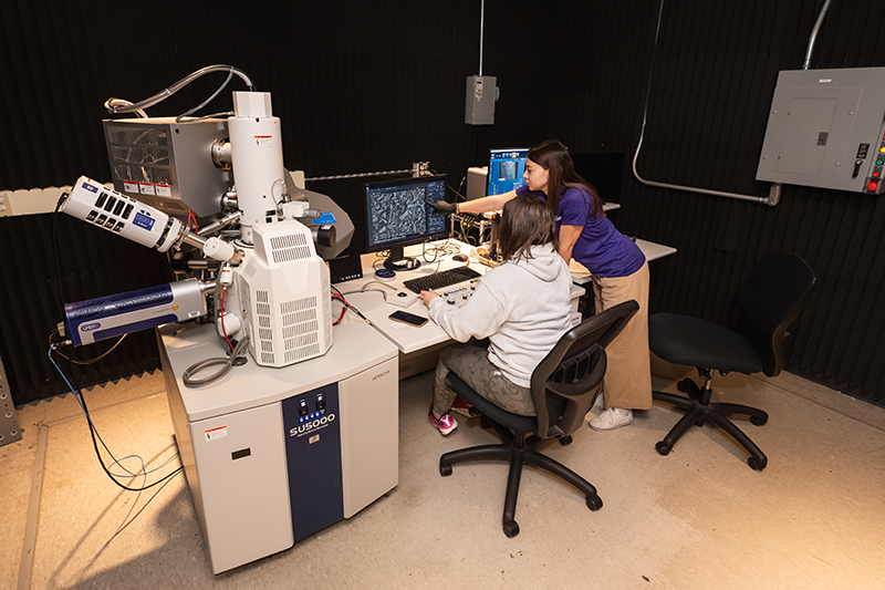 two researchers using su5000-front-shot