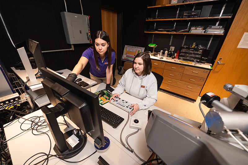 two researchers using su5000